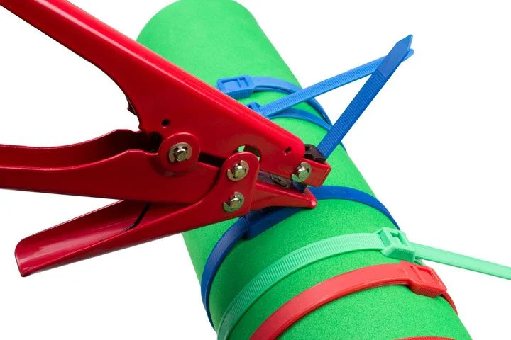 Alicate bridas parques infantiles