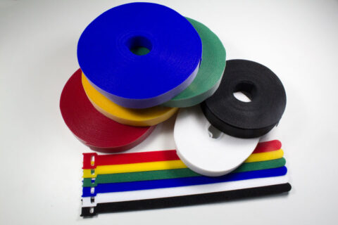 Bridas de tela reutilizables y rollos de velcro en color negro, blanco, rojo, azul, amarillo y verde